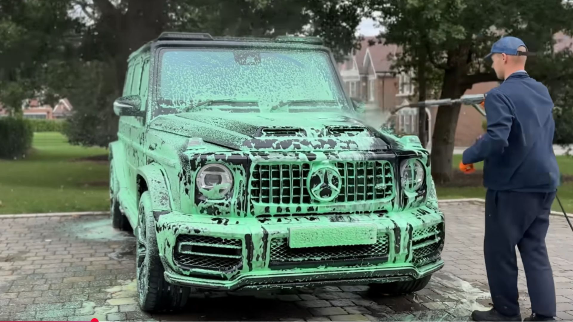 Watch A Filthy Urban Mercedes G63 AMG Get Fully Detailed