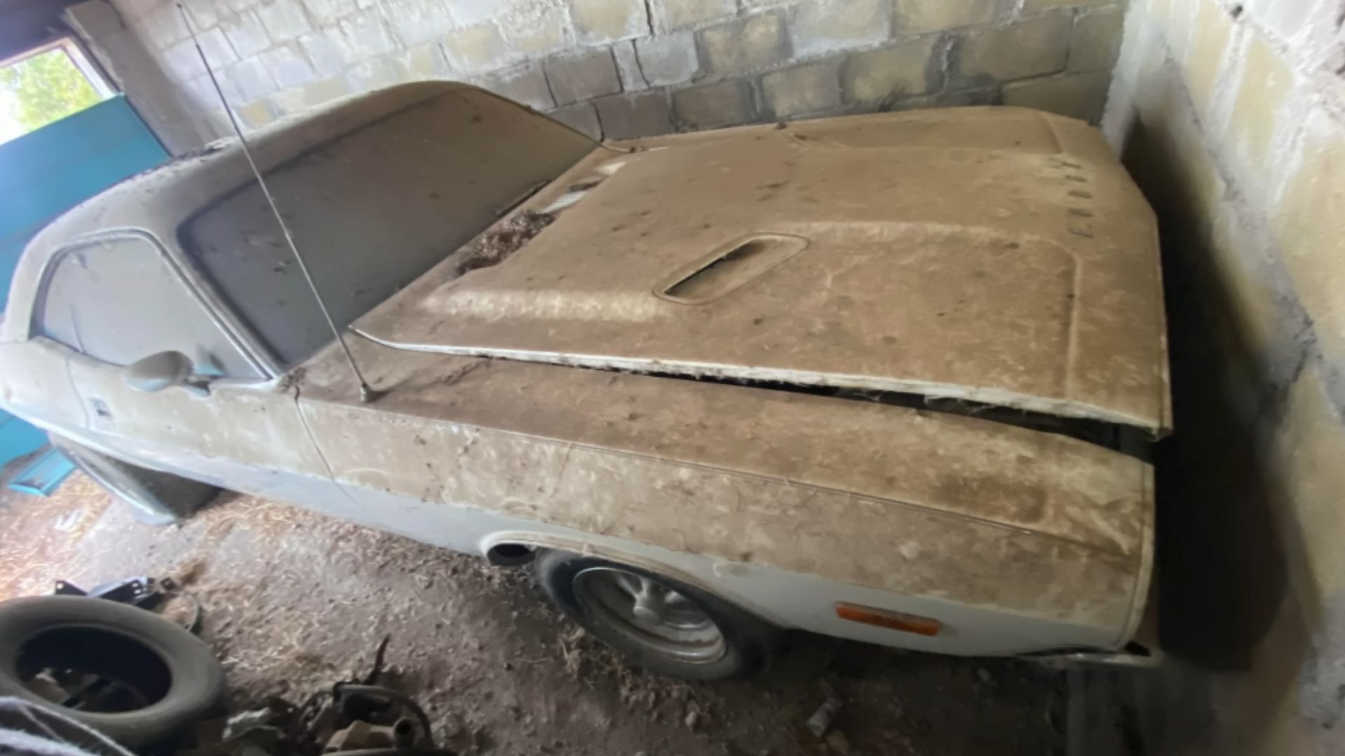 Barn Find 1974 Dodge Challenger Is Disgusting