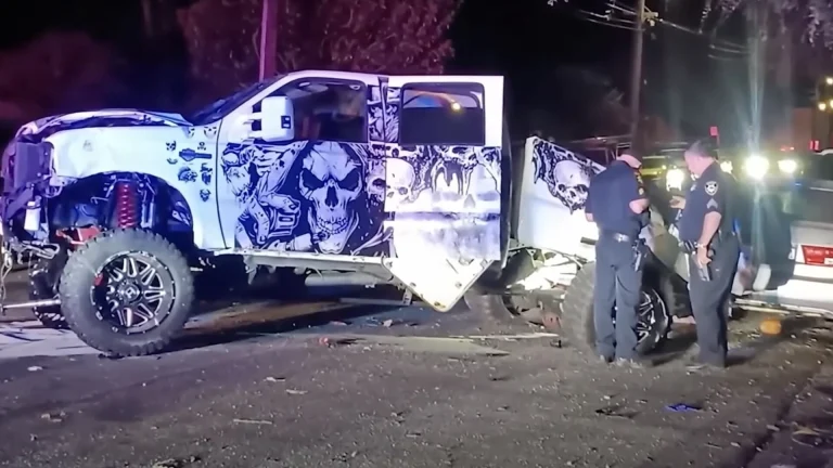 Wrecked-Ford-Super-Duty-Exterior-001-Side-1