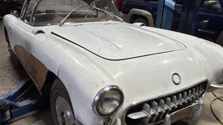 barn-corvette-2208