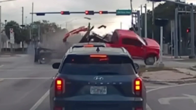 Ford-Super-Duty-Tow-Truck-Crash-Exterior-002-Side