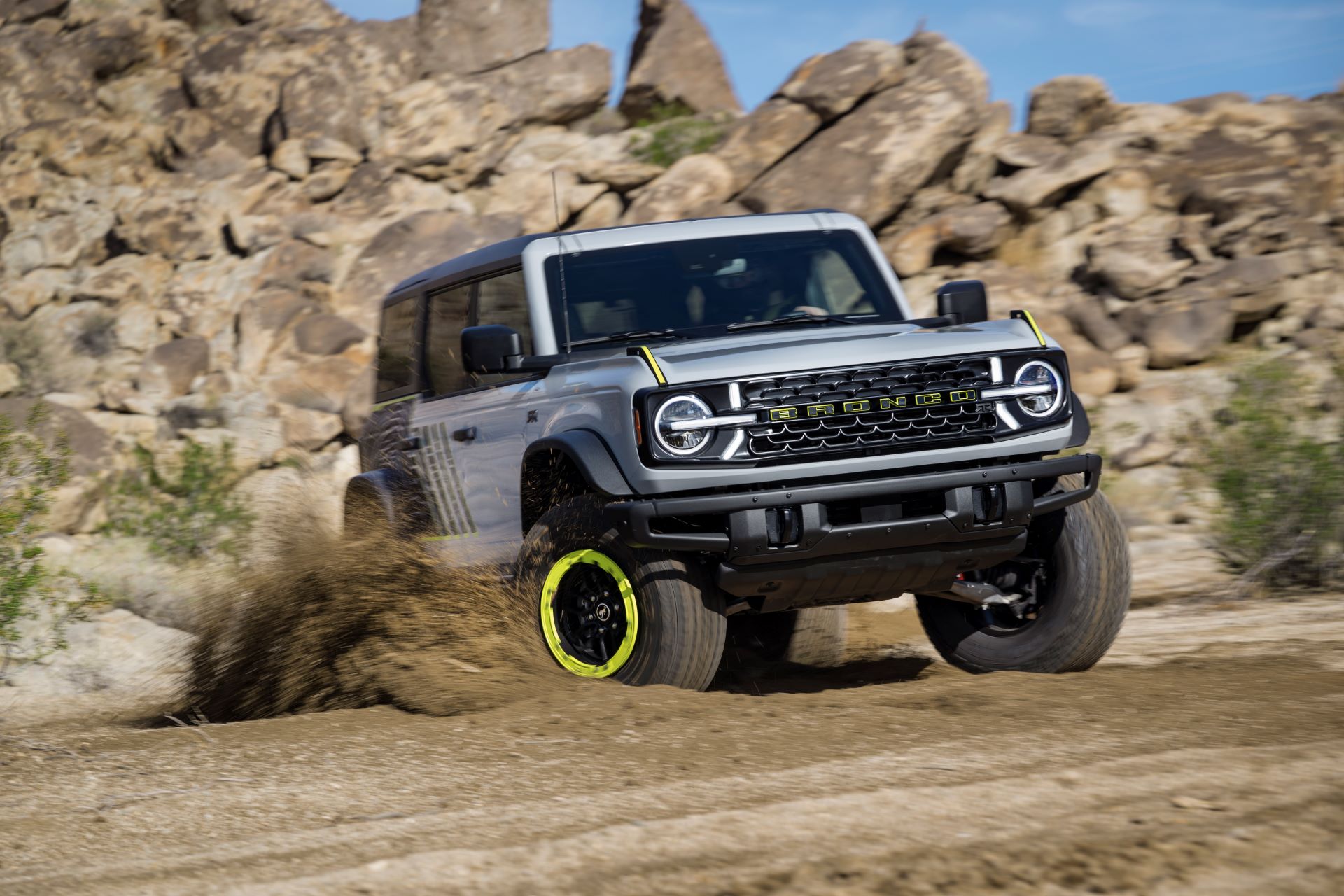 2027-ford-bronco-rtr-enters-raptor-territory-7