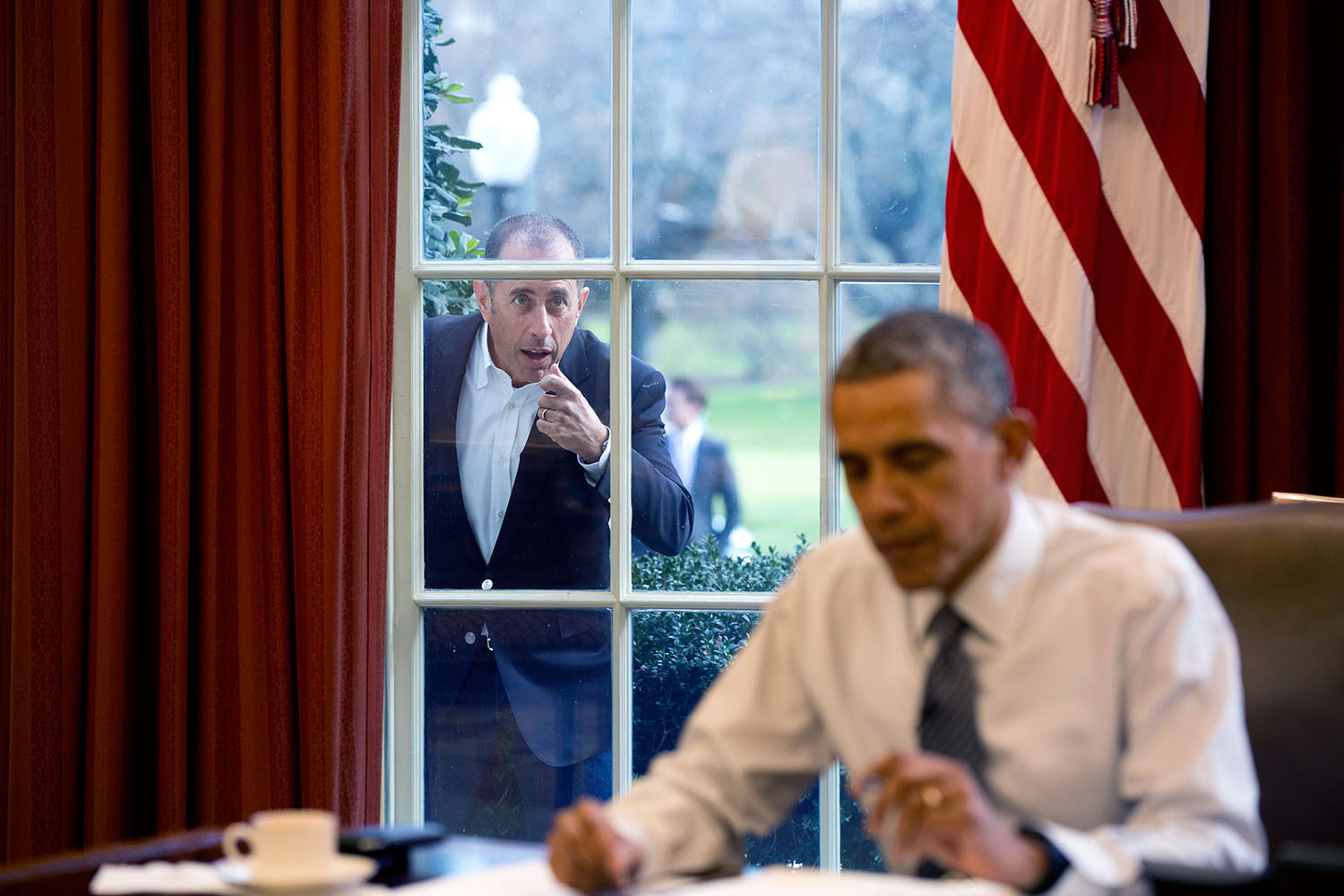 Jerry_Seinfeld_knocks_on_the_Oval_Office_window
