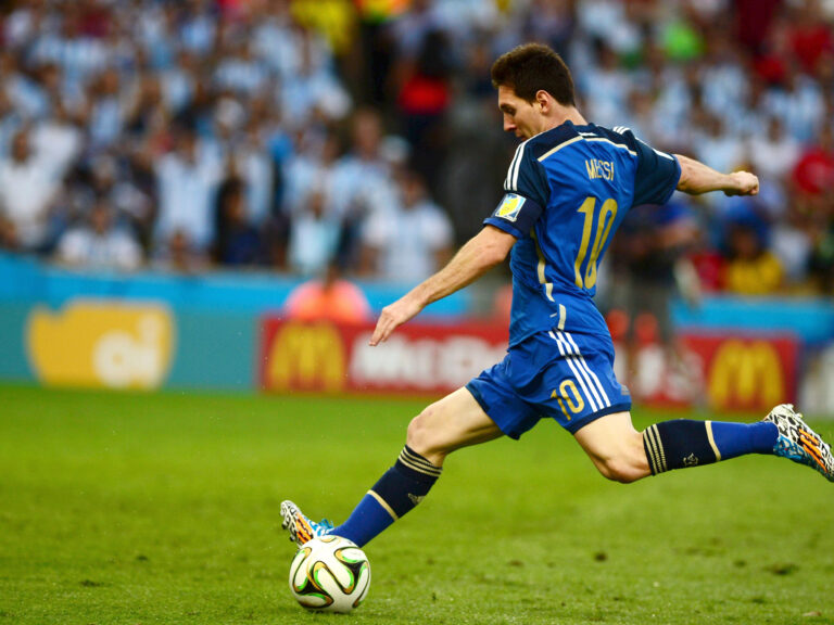 Germany_and_Argentina_face_off_in_the_final_of_the_World_Cup_2014_04_crop