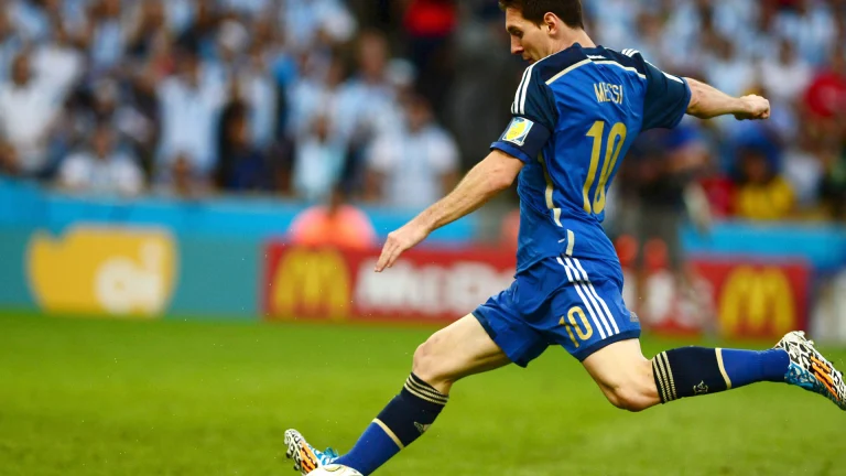 Germany_and_Argentina_face_off_in_the_final_of_the_World_Cup_2014_04_crop