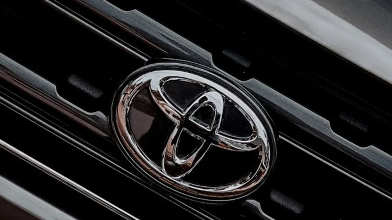 a close up of a car's headlight