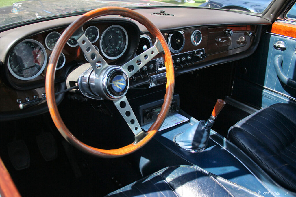 Wood-rimmed steering wheel and gauge cluster of a 1967 Maserati Quattroporte Series II