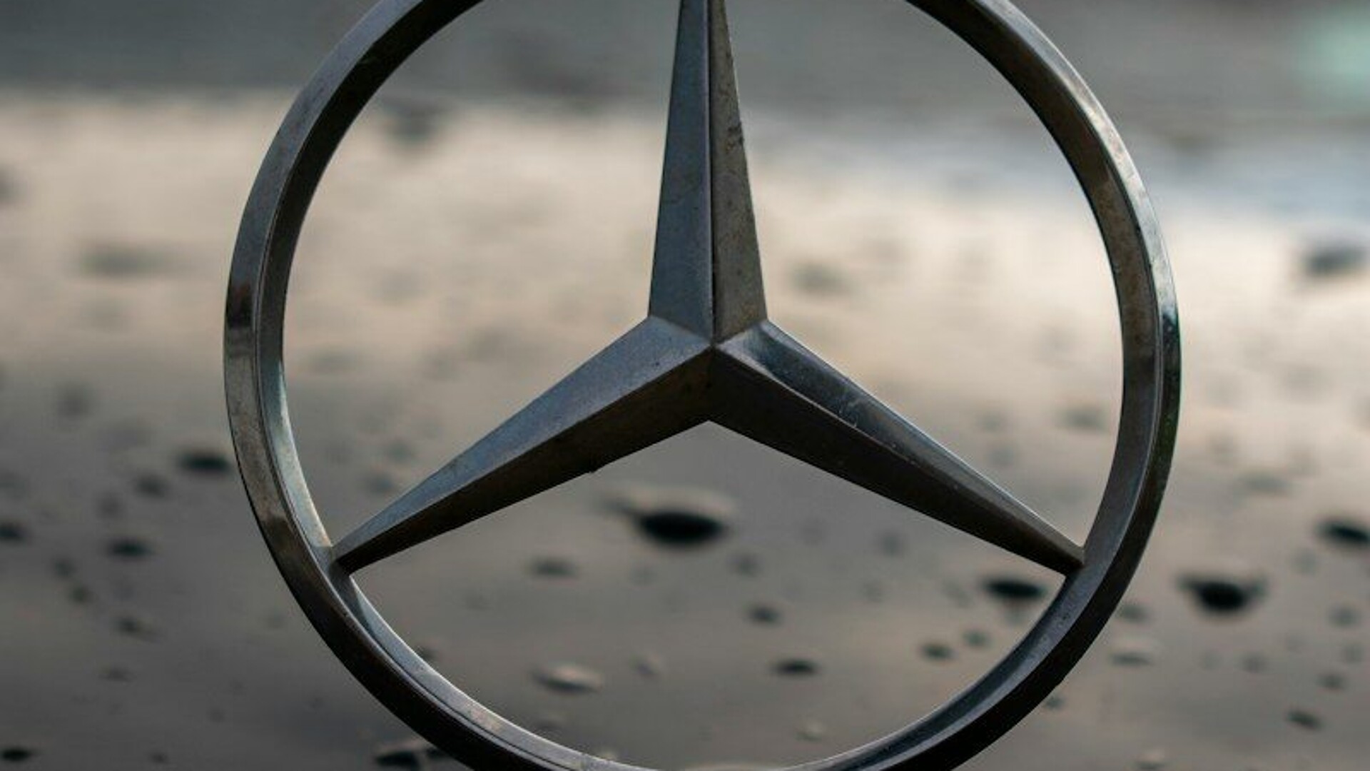 Mercedes-Benz emblem