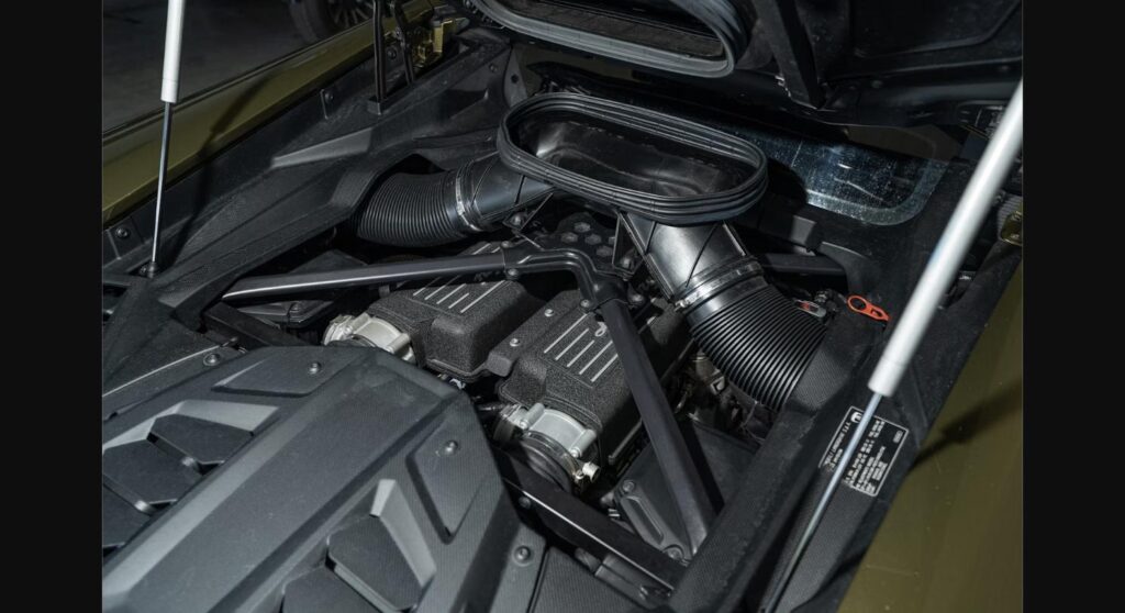 Engine bay of the Lamborghini Hurac&aacute;n Sterrato showing the naturally aspirated 5.2-liter V10