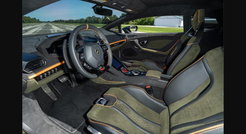 Interior of the Lamborghini Hurac&aacute;n Sterrato showing the Carbon Twill Package sport seats and Sensonum stereo