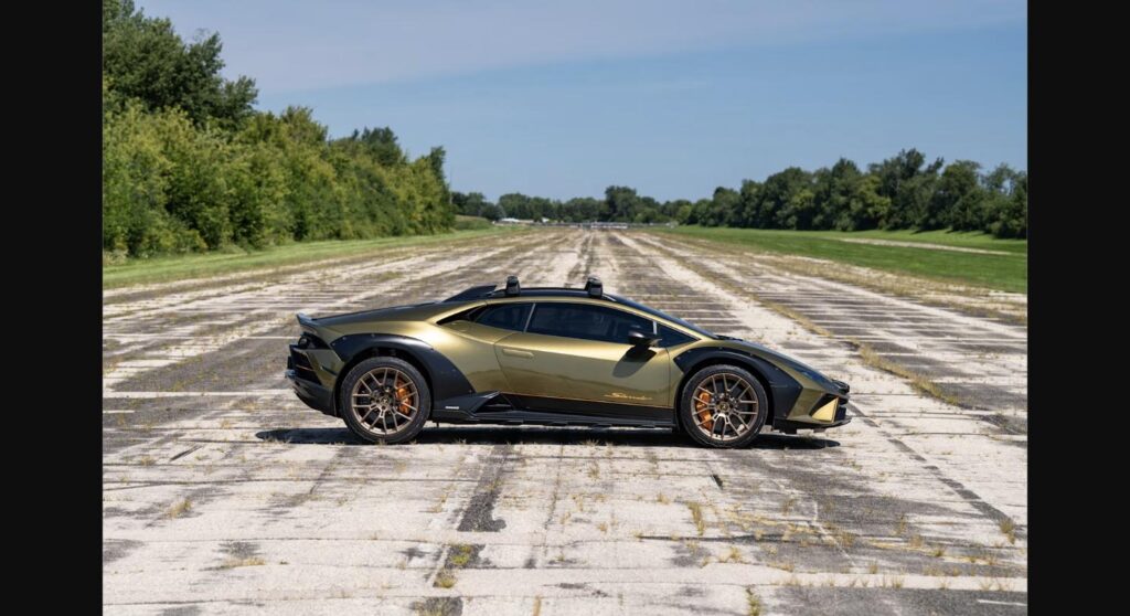 Side profile of the 2024 Lamborghini Hurac&aacute;n Sterrato, showing its raised ride height, all-terrain tires and roof rack