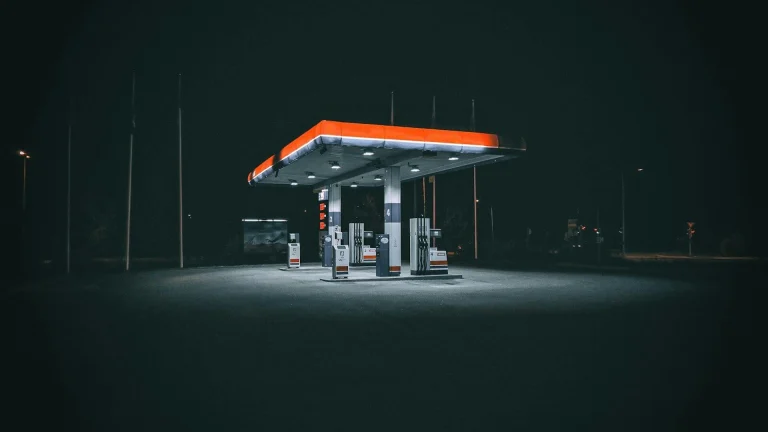 a gas station at night with no people around
