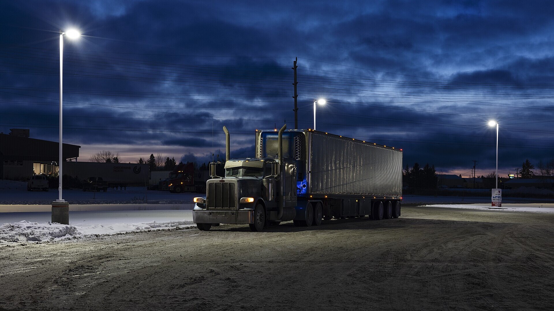 Peterbilt big rig parked in the dark before sunrise