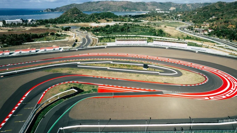 An aerial view of a race track with cars on it