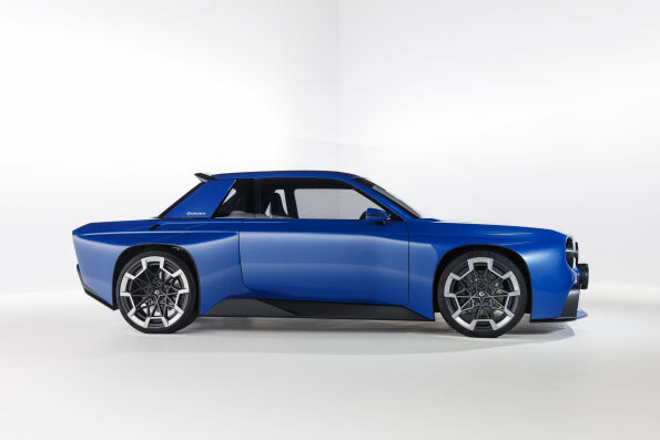 Side profile of the Renault 8 Gordini Concept showing squared-off wheel arches and staggered 19- and 20-inch wheels