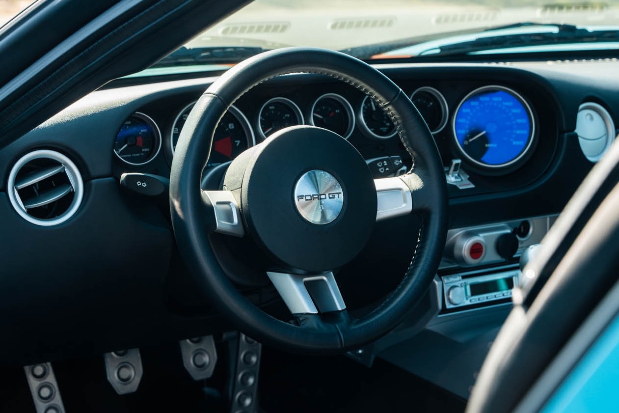 GT40-inspired dashboard and steering wheel of the 2006 Ford GT