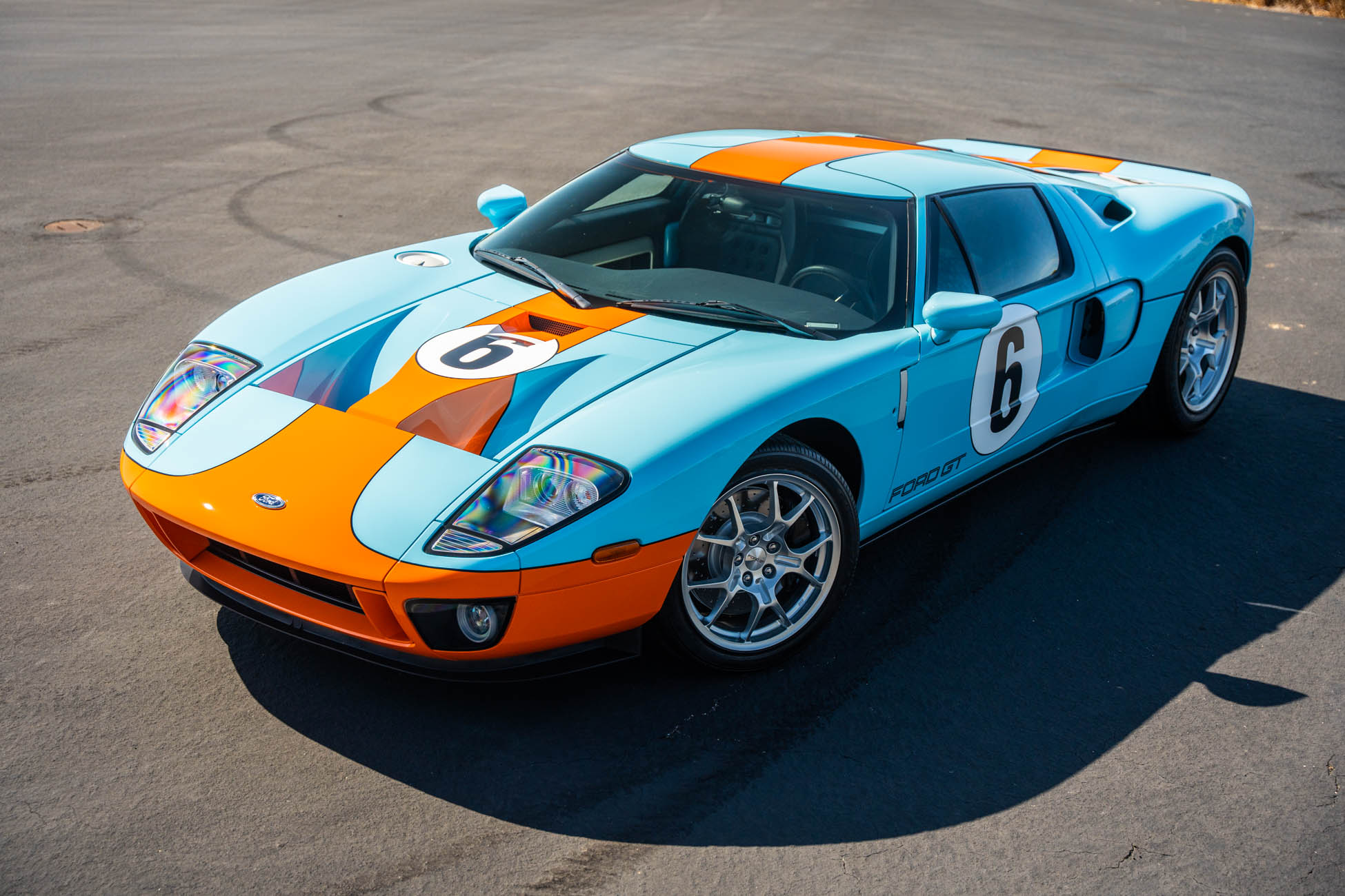 Front three-quarter view of the 2006 Ford GT Heritage Edition in Heritage Blue and Epic Orange