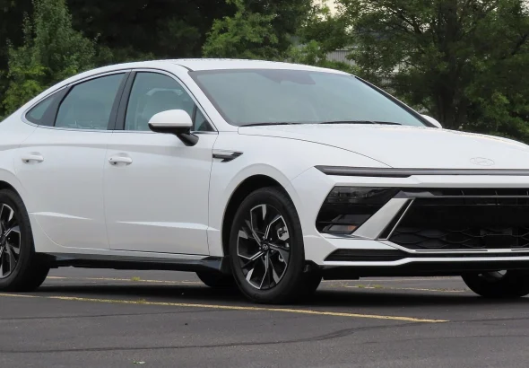 2024 Hyundai Sonata SEL, front three-quarter view