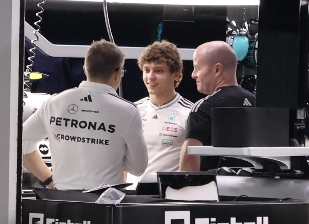 Kimi Antonelli with Mercedes engineer Peter Bonnington at the 2025 Singapore Grand Prix