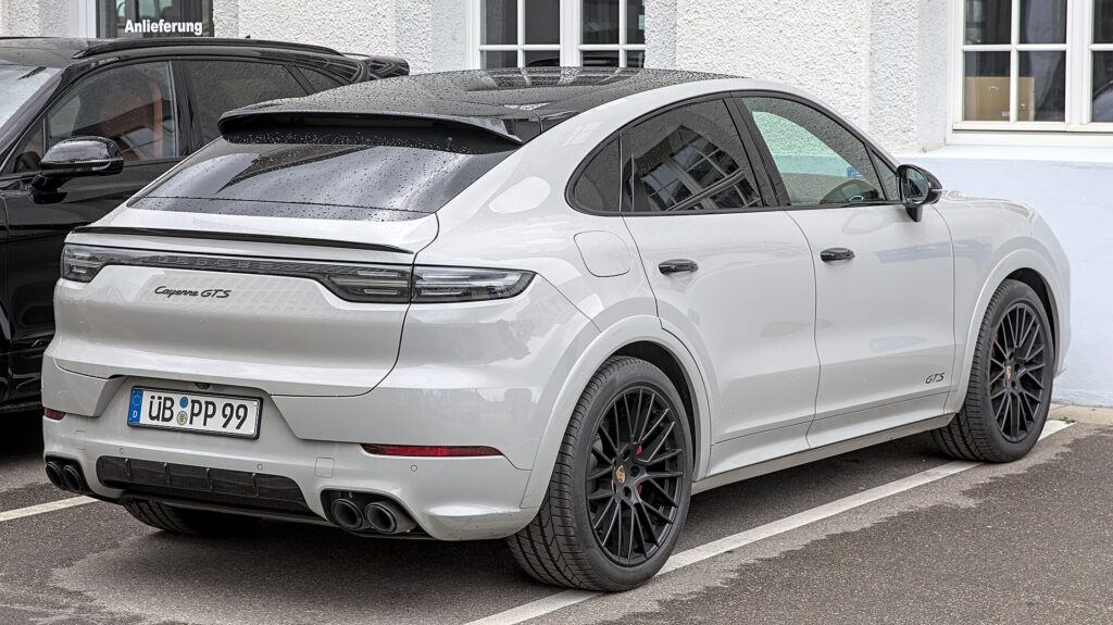 Porsche Cayenne Coup&eacute; GTS in silver