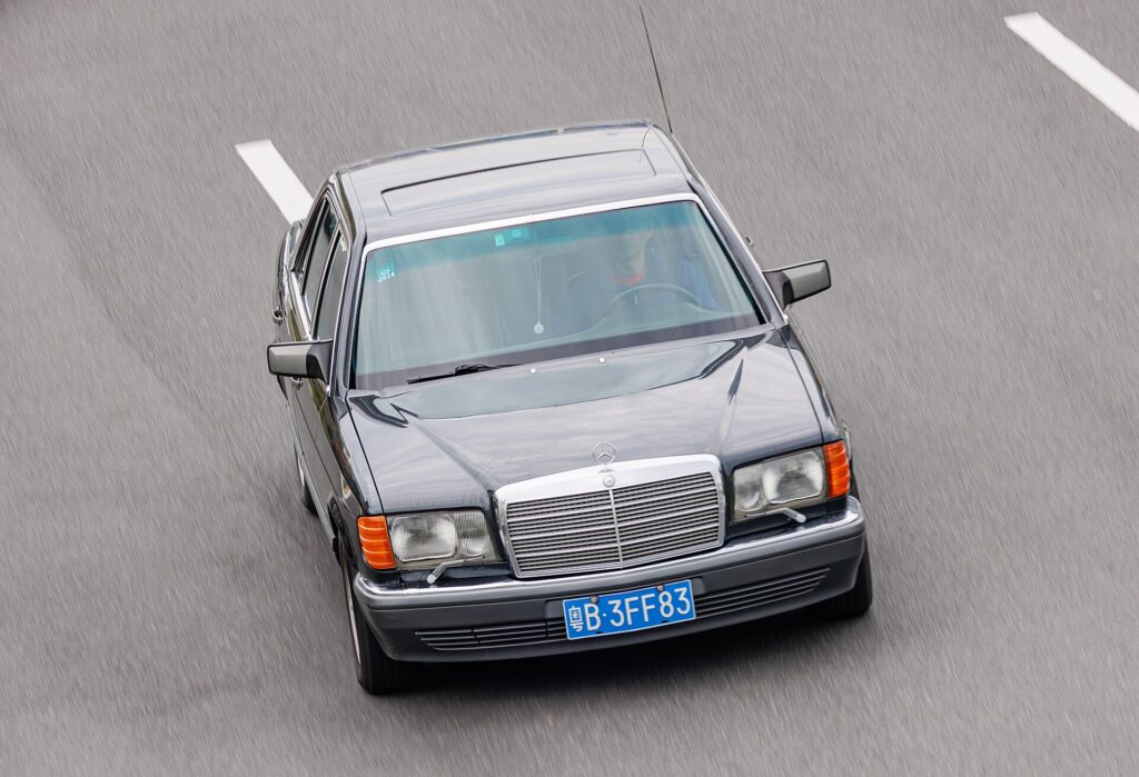 A dark W126-generation Mercedes-Benz 500 SEL sedan